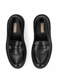 Een paar zwarte leren loafers met ronde neuzen, decoratieve gespen in goudkleur en merkzolen op een witte achtergrond.