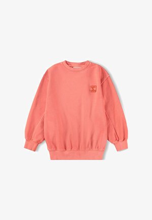 Koraalroze trui met lange mouwen en ronde hals, voorzien van geribbelde manchetten en zoom, met een kleine geborduurde patch op de borst met de tekst "DON'T BE SQUARE".