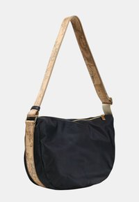 Borsa a spalla nera con una forma curva, dotata di una tracolla e rifiniture beige stampate con un design di mappa vintage e una cerniera dorata.