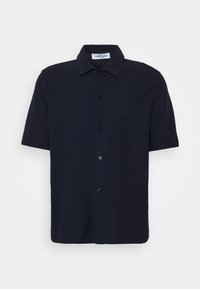 Camisa de manga corta en azul marino oscuro. Confeccionada con tela tejida de acabado texturizado. Cuenta con un cierre de botones en la parte delantera y un cuello clásico.