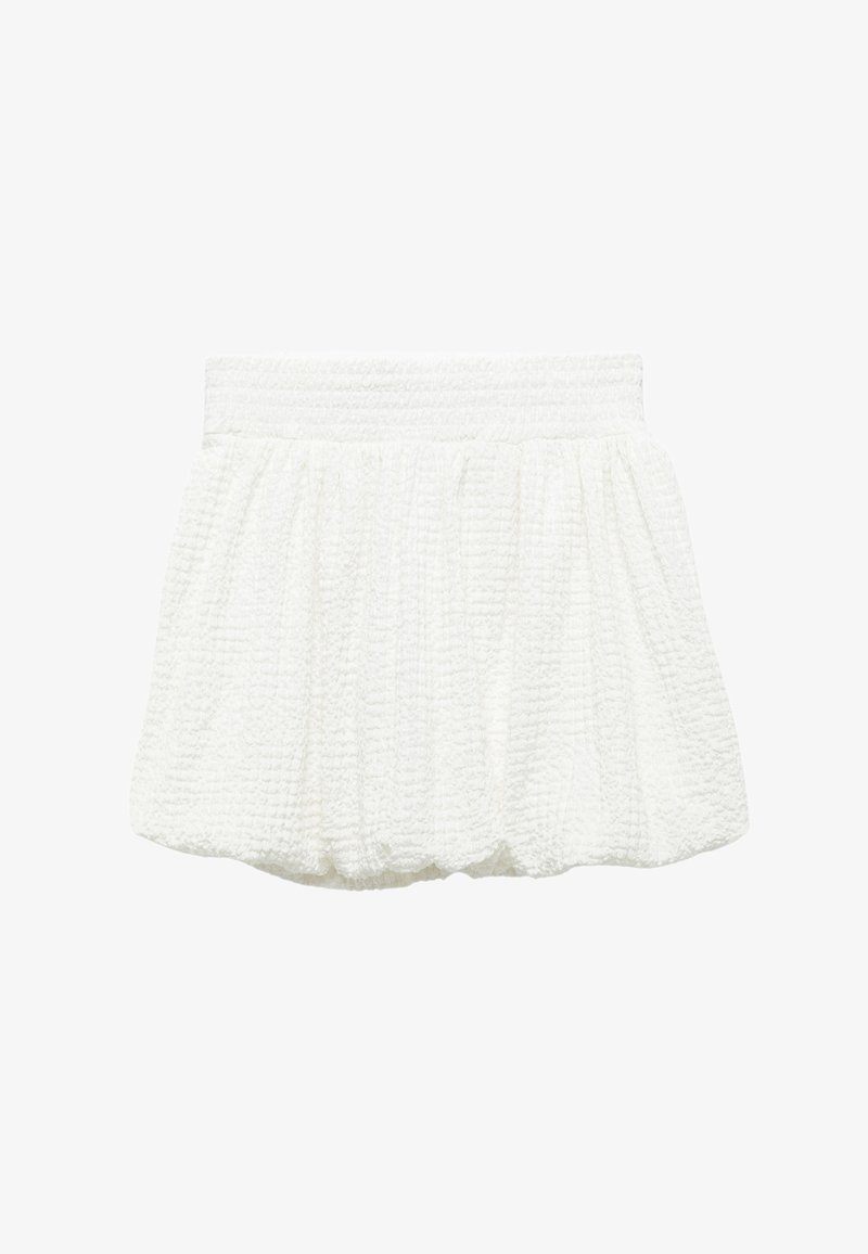 Vit texturerad kjol med resårmidja och volangdesign, med ett mjukt, skrynkligt tyg som ger volym.