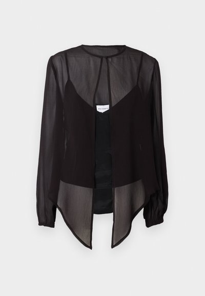 Blusa nera trasparente con maniche lunghe, collo alto e orlo asimmetrico. Presenta una chiusura frontale con bottoni e elementi di design a strati.