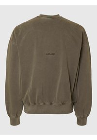 Olivzaļš džemperis ar apaļu apkakli, ribotu aproču un apakšmalu. Aizmugurē neliels, tonis tonī "ANNARR" logotips. Gluda tekstūra.