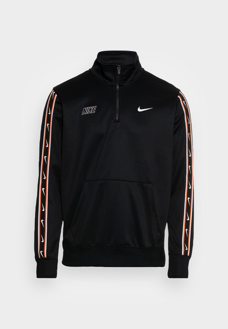 Černá mikina Nike s čtvrtzipovým límcem, s oranžovými a bílými akcenty loga a vertikálními brandovými pruhy na rukávech.
