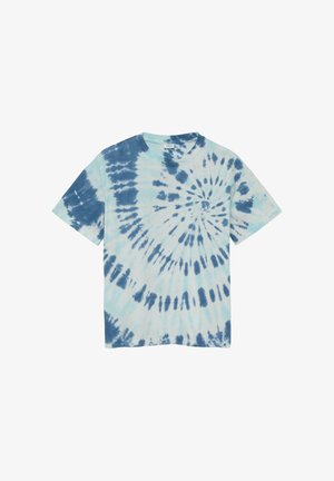T-shirt met korte mouwen en ronde hals met blauw-wit spiraal tie-dye patroon, plat weergegeven tegen een witte achtergrond.