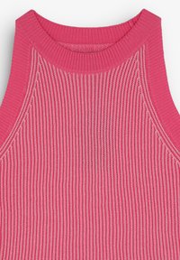Roze geribde tanktop met een hoge halslijn, textuurstof met verticale strepen en vaste randen. Het materiaal lijkt rekbaar en ademend.