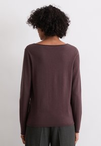 Bordo ilgi piedurknes džemperis ar plašu kakla izgriezumu, mīkstu tekstūru un pieguļošu griezumu. Aizmugure ir ar vienkāršu, gludu apdari.