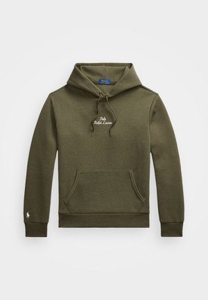 Sweatshirt com capuz verde-oliva em tecido suave, apresentando um bolso canguru à frente, logotipo bordado e punhos canelados.