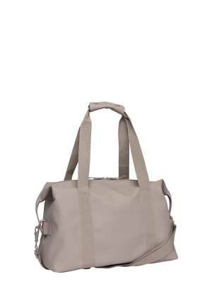 Taupefarbene, rechteckige Reisetasche mit doppelt oben angebrachten Griffen, einem abnehmbaren Schultergurt und Reißverschluss auf weißem Hintergrund.