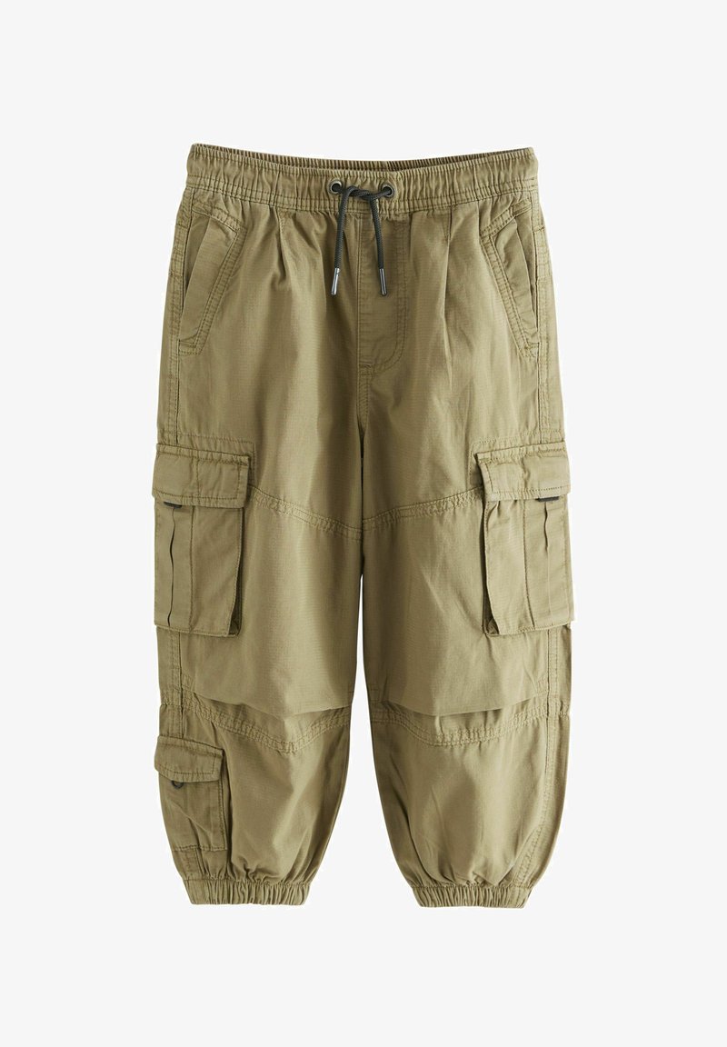 Pantalones cargo de color marrón claro con cintura elástica, cordón ajustable, múltiples bolsillos con solapa en muslos y pantorrillas, y puños elásticos en los tobillos.
