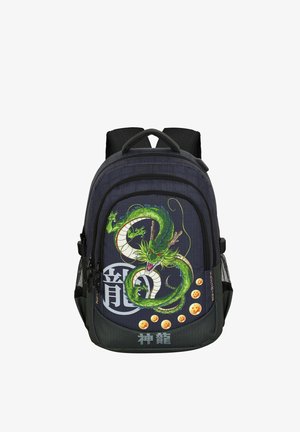 Mochila negra con un gráfico de dragón verde, ojos rojos y acentos circulares amarillos, fabricada con material texturizado y correas de hombro acolchadas.