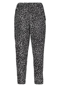 Czarne spodnie z rozproszonym wzorem białych kropek, elastycznym pasem i zwężającym się krojem, z bocznymi kieszeniami dla zwiększenia funkcjonalności.