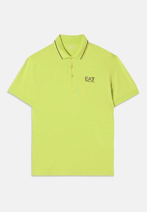 Camisa polo amarela feita de uma mistura de algodão, com uma abertura de botão duplo, mangas curtas e um acabamento preto na gola. Logótipo EA7 no peito.