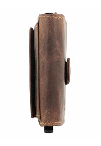 Bruine leren portemonnee met een gestructureerde afwerking, knoopsluiting en contrasterende stiksels. Heeft een slank profiel en een minimalistisch ontwerp.