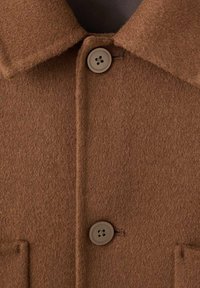 Cappotto in lana marrone con colletto, due tasche frontali e chiusura a pulsante. Texture morbida e design classico.