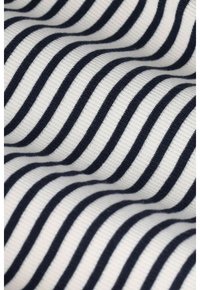 Baumwollstoff mit horizontalen gestreiften in Marineblau und Weiß, gerippter Textur, mit gleichmäßig verteilten wellenförmigen Linien, die ein glattes Muster schaffen.