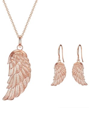 Collier en or rose et boucles d'oreilles à crochets assorties, chacune avec des pendentifs détaillés en forme de plume ressemblant à des ailes d'ange.