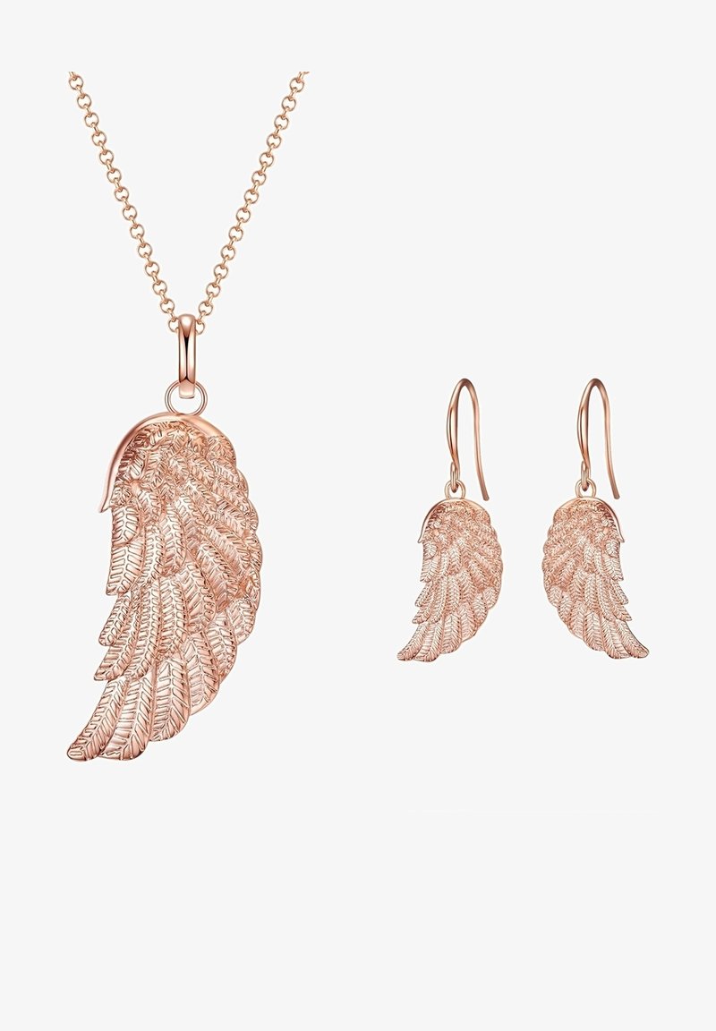 Collier en or rose et boucles d'oreilles à crochets assorties, chacune avec des pendentifs détaillés en forme de plume ressemblant à des ailes d'ange.