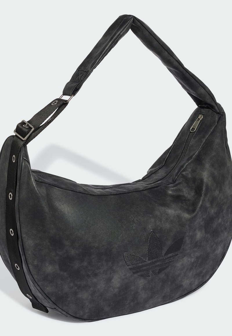 Schwarze Leder-Hobo-Tasche mit verstellbarem Schulterriemen und dezentem, auf der Vorderseite geprägt Logo, dargestellt auf hellem Hintergrund.