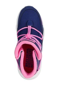 Skechers wasserdichter Schuh mit einem oberteil aus navyblauem Textil, pinken Akzenten und Schnürsenkeln sowie einer weichen Innenauskleidung und weißer Sohle.