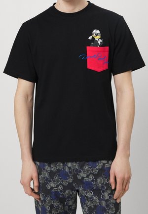 Czarna bawełniana koszulka z czerwonym kieszonką z wyhaftowaną postacią i niebieskim napisem. Krótkie rękawy i luźny krój.