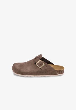 Bruine suède klompen met verstelbare metalen gesp, kurken zool en een gestructureerd voetbed. Gesloten neus en open hiel ontwerp voor gemakkelijk dragen.