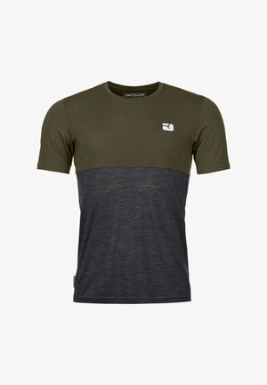 Kurzarm-T-Shirt mit einem olivgrünen oberen Abschnitt und einem dunkelgrauen unteren Abschnitt. Es hat ein kleines weißes Logo und einen normalen Schnitt.