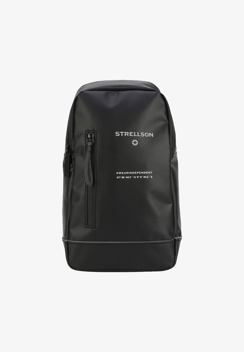 Zaino nero realizzato in materiale testurizzato, dotato di una tasca frontale con zip, logo e testo stampato lungo il lato. Design semplice e moderno.