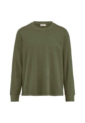 Langärmliges T-Shirt aus olivgrünem Baumwollmaterial, mit rundem Halsausschnitt, gerippten Bündchen und einem lockeren Schnitt. Weiche Textur mit minimaler Detailierung.