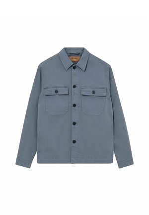 Hosszú ujjú, kék gombos ing, két gombbal záródó, mellrészen elhelyezkedő zsebbel és gallérral, fehér háttéren vízszintesen elhelyezve.