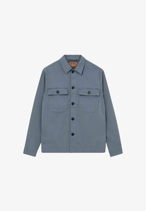 Blaues Hemd mit langen Ärmeln und Knöpfen, zwei vordere Brusttaschen mit Knöpfen und einem Kragen, flach auf weißem Hintergrund ausgelegt.