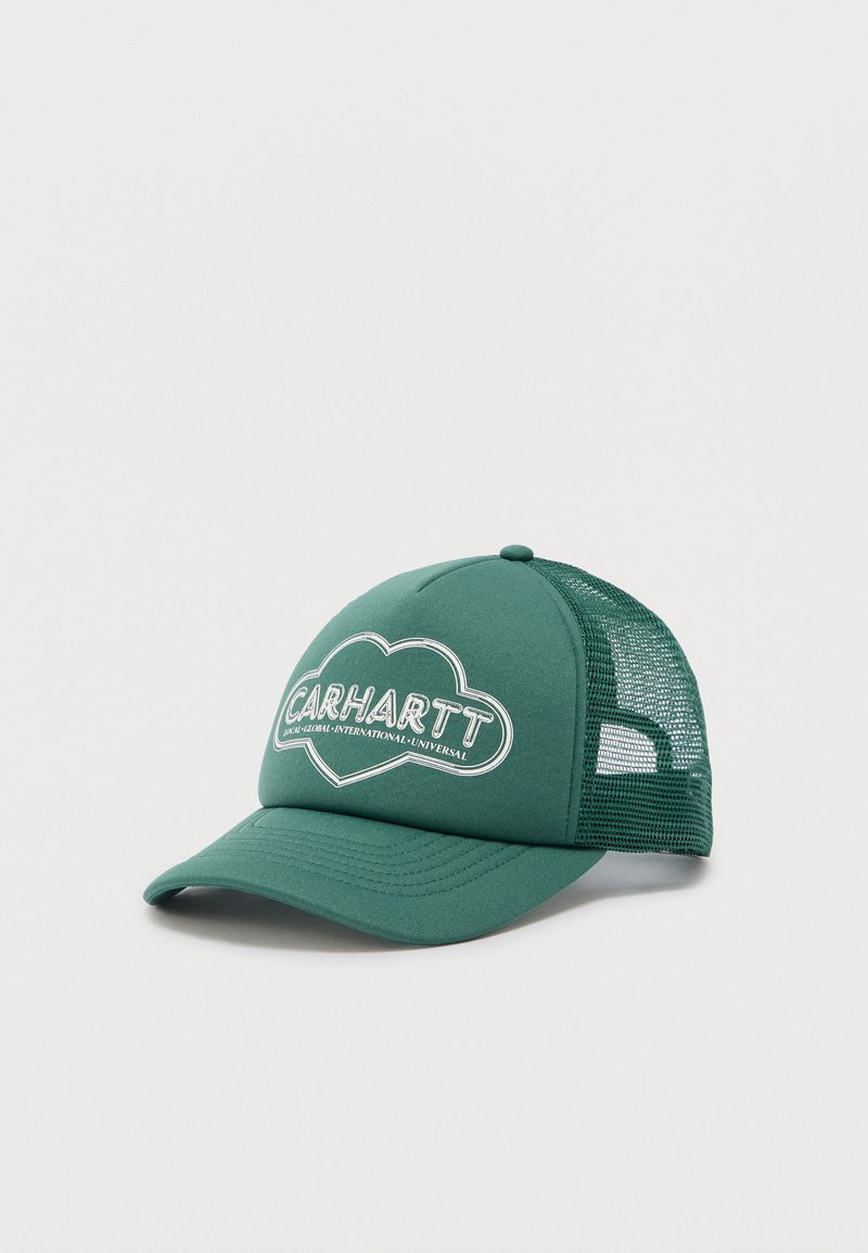 Casquette trucker en maille verte avec visière courbée et texte "CARHARTT" en contours blancs à l'intérieur d'une forme nuage sur le panneau avant.