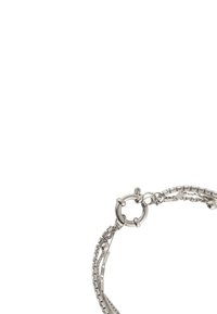 Bransoletka w srebrnym odcieniu z splecionymi łańcuszkami, zaokrąglonym zapięciem oraz naprzemiennie gładkimi i fakturowanymi ogniwami dla dodatkowego wykończenia.