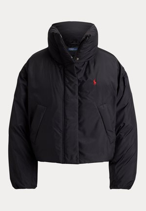 Schwarze gesteppte Jacke mit hohem Kragen, Fronttaschen, rotem besticktem Logo auf der linken Brust und Reißverschluss mit Druckknopfverschluss.
