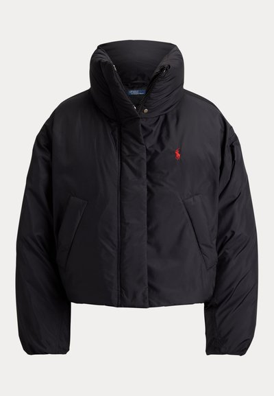 Veste matelassée noire avec col montant, poches avant, logo brodé rouge sur la poitrine gauche et fermeture éclair avec bouton pression.