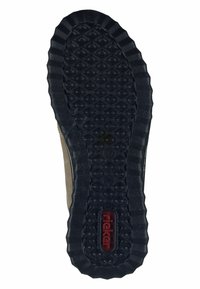 Schwarze Gummisohle mit einer strukturierten, gemusterten Oberfläche. Abgerundete Kanten und ein rotes "rieker"-Logo in der Mitte sichtbar.