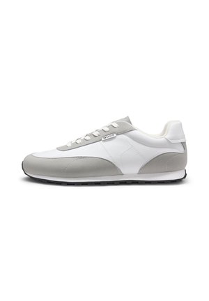 Zapatilla blanca y gris claro de corte bajo con cordones blancos, suela negra y una pequeña etiqueta metálica con el logo HUGO en el lateral.