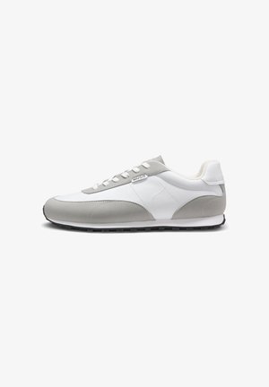 Baskets basses blanches et gris clair avec lacets blancs, semelle noire et petite étiquette métallique avec le logo HUGO sur le côté.