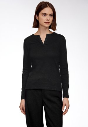 - Bluzka z długim rękawem