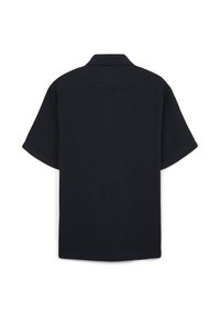 Schwarzes kurzärmliges Hemd mit einem kragenlosen Halsbereich und einem strukturierten Stoff. Der Rücken hat einen geraden Saum und minimalistische Designelemente.