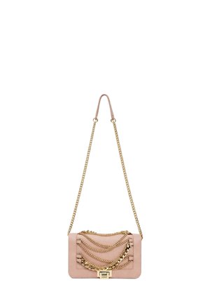 Borsa rettangolare rosa chiaro con tracolle a catena dorata e catene decorative dorate drappeggiate sul davanti, dotata di chiusura a scatto dorata.