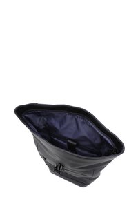 Sac fourre-tout en synthétique noir avec un extérieur texturé, fermeture zippée en haut et un intérieur lisse de couleur navy. Comprend des compartiments internes pour une meilleure organisation.