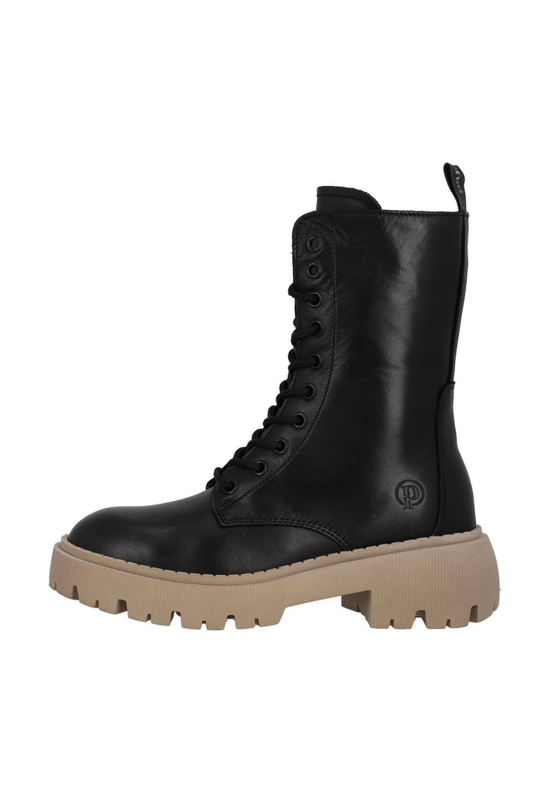 Botín de cuero negro con suela de goma beige gruesa, cordones en el frente y detalle de logo en el lateral. Textura suave con caña alta.