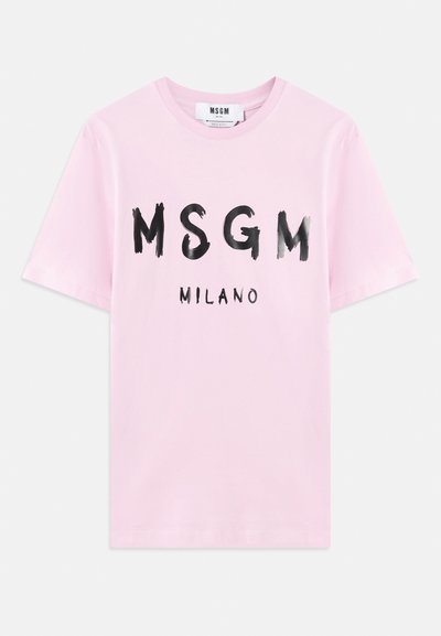 Růžové bavlněné tričko s černým štětcovým logem "MSGM MILANO" na přední straně. Krátké rukávy a kulatý výstřih.