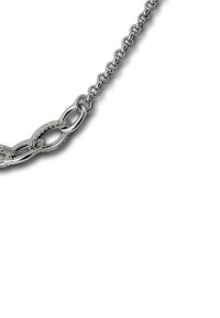 Collier en chaîne argentée avec des maillons ovales alternant entre lisses et texturés sur un fond blanc.