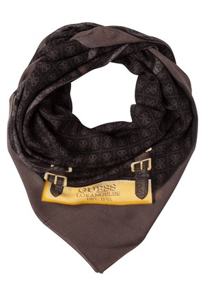 Ciemnobrązowy szal z wzorem, złożony z żółtą etykietą z napisem „GUESS LOS ANGELES EST. 1981” i wzorami klamerek do paska.
