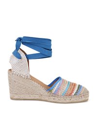 Wedge espadrille met een blauwe stoffen enkelband, een multicolore geweven voorkant en een natuurlijke jute zool, met gestreepte witte stoffen accenten.