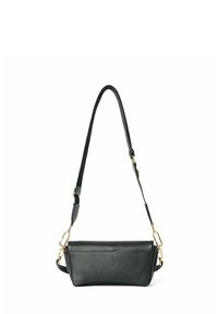 Borsa a tracolla in pelle nera con forma rettangolare, superficie texturizzata, dettagli in metallo dorato e tracolla regolabile.