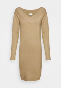 Robe-pull en tricot beige, avec un décolleté en V profond, des manches longues, des poignets côtelés et une silhouette ajustée. Tissu doux et texturé.