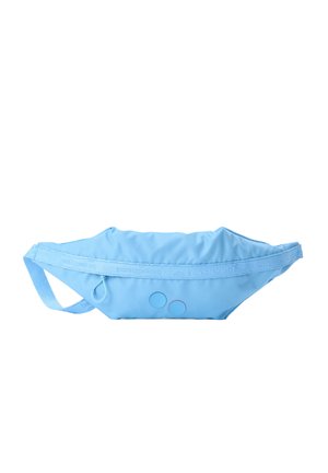Hellblaue Bauchtasche mit verstellbarem Riemen, ausgestattet mit zwei runden Knöpfen und einer kleinen Schlaufe auf der Vorderseite.